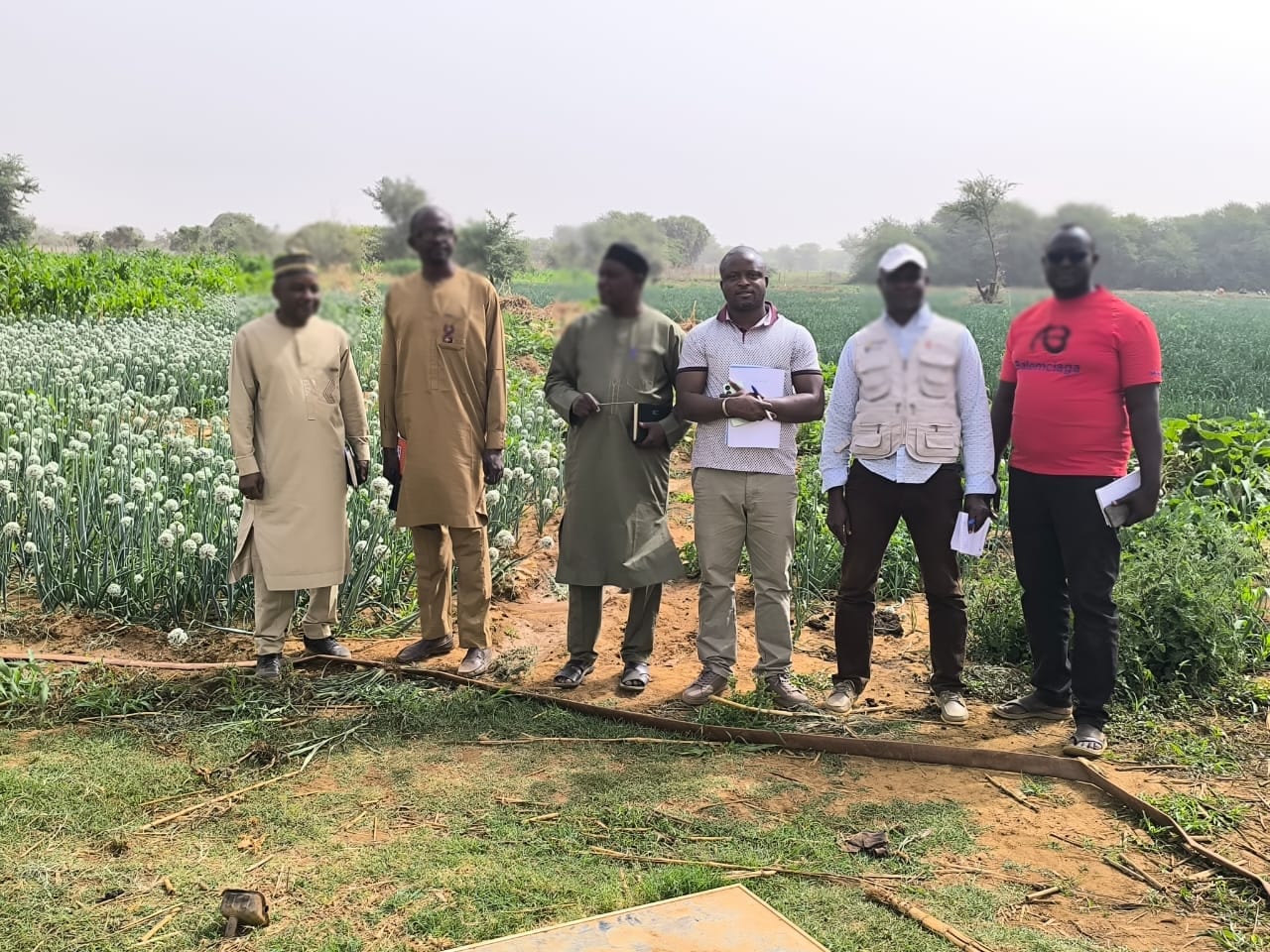 Équipe et partenaires de la 2ACD lors d’une visite de terrain agricole au Mali